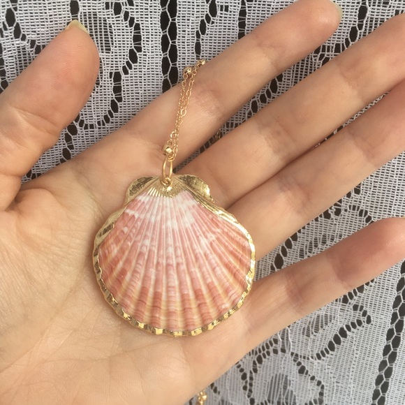 Jewelry - Seashell pendant necklace gold tone